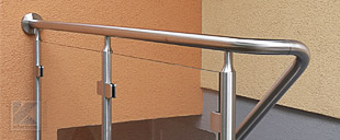 Edelstahl - Glasbefestigungen in Form von Glasklemmen an einem Brüstungsgeländer für eine Kellertreppe montiert