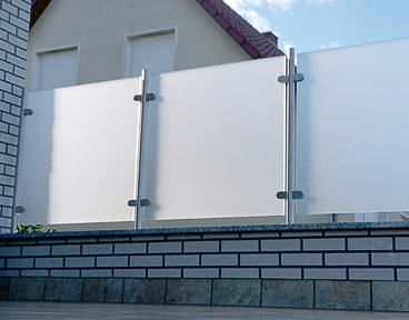 Glasklemmen für ein Sichtschutz aus Glas auf einer Terrasse