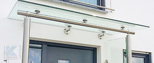 Punktglashalter aus Edelstahl an Vordach mit Stützen an Hauseingang montiert