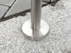Montageansicht einer Abdeckrosette ø125x25 mm montiert auf einem Edelstahlrohr ø42,4 mm