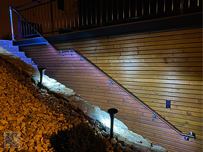 Edelstahl Handlauf mit LED Beleuchtung aufgebaut aus Nutrohr mit Gelenkverbindern