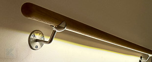 Edelstahl-Handlaufhandlaufhalter zur Montage eines beleuchteten Holzhandlaufes verwendet