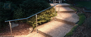 Edelstahl Handlauf aus Nutrohr mit Pfosten freistehend montiert