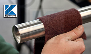 letzter Schliff mit feinem Schleifvlies immer in Schleifrichtung des Rohres